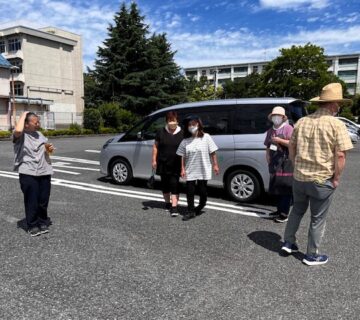 花壇担当の青木職員とご利用者合わせて6人で行いました。当日は、晴天で真夏日の予報も出ており、経口補水液・冷却シートなど、熱中症対策を万全にして向かいました。