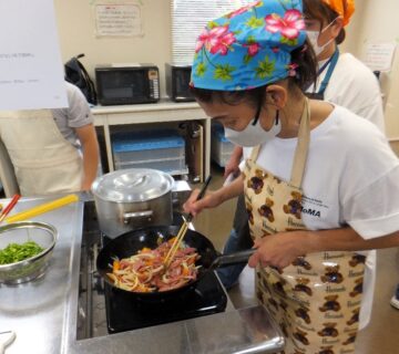 素早い班は、野菜を刻み終わり早々に、フライパンで炒め始めています。