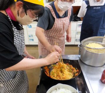 こちらの班では、麺を炒め始めています。職員さんにアドバイスを受けながら、上手に炒めました。