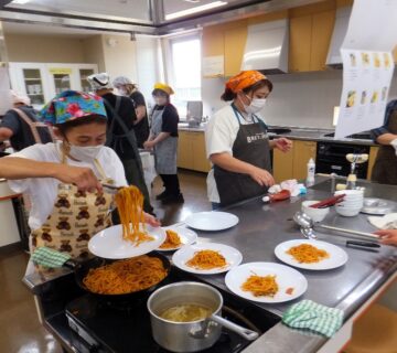 パスタの盛り付けも手慣れたもんです。