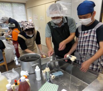 調理はテーブル4班に分かれ、レシピに沿いながら、野菜の皮むきや洗う作業を進めていきます。