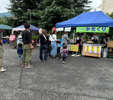 オープン時は、小雨もぱらついていましたが、次第にお客さんも増え始め、すぐに『行列のできる焼きそば店』となりました。