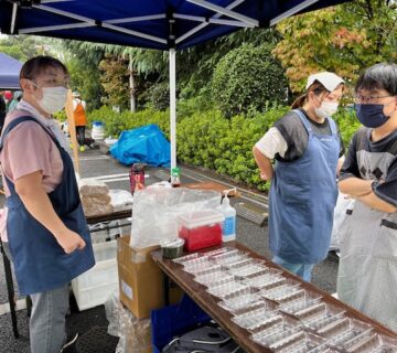 テントの裏方では、職員とご利用者で、焼きそばの詰め作業が行われていました。