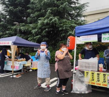 表舞台では、お客さんへの呼び込みにも力が入り、焼きそば総数６５０食を売り上げました。 参加して頂いたみなさん、お疲れさまでした。