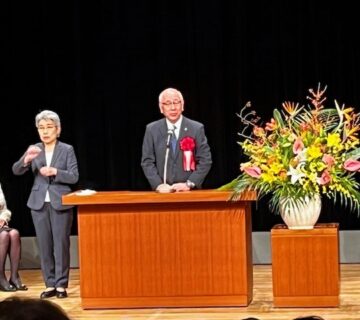 来賓あいさつでは、山崎秦大市長・市議会議長・東京都社会福祉協議会副会長などの挨拶が続きました。 来賓あいさつのあとには、来賓紹介で、市議会議員・社協関係者の紹介などありました。