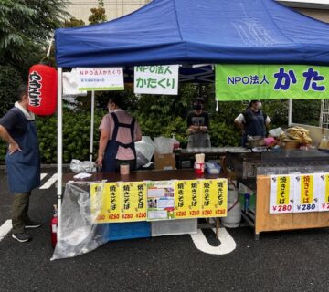 10月6日（日）朝は少し小雨が降る中で、武蔵村山市社会福祉協議会主催の、第27回福祉まつりに参加をしました。午前8時より開店準備に取りかかり10時からの販売開始に備えました。