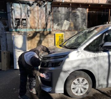 外では、毎日ご利用者を送迎してくれる車両を水洗いし、丁寧に拭きとりました。