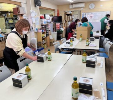 みんなで、一生懸命に掃除をした後には、お昼の食事の時間です。お持ち帰りもできるように今年もお弁当を用意しました。